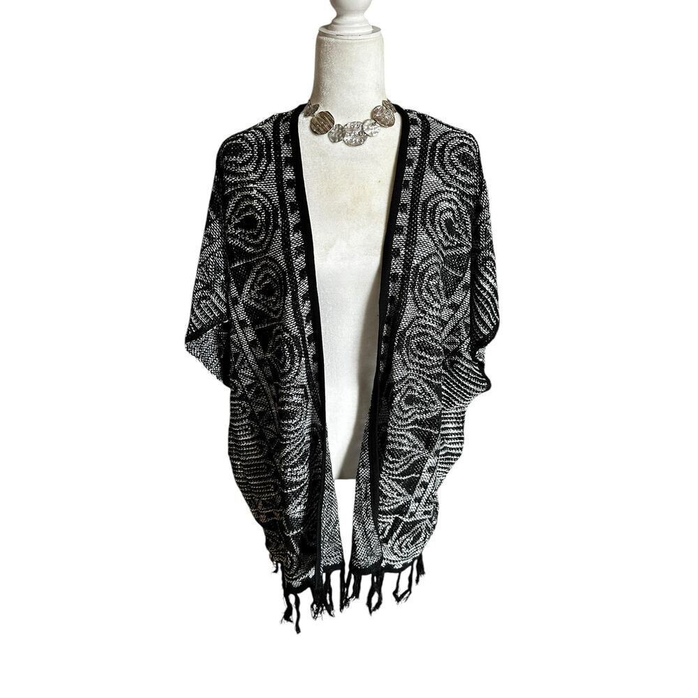 🌻 4/$25 United States Sweaters Black & White Aztec Sweater Shrug - Size medium